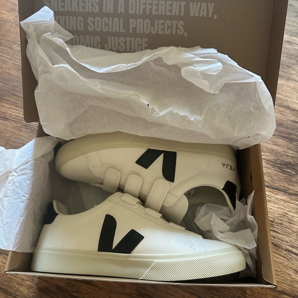Veja Brand New Sneakers size 9